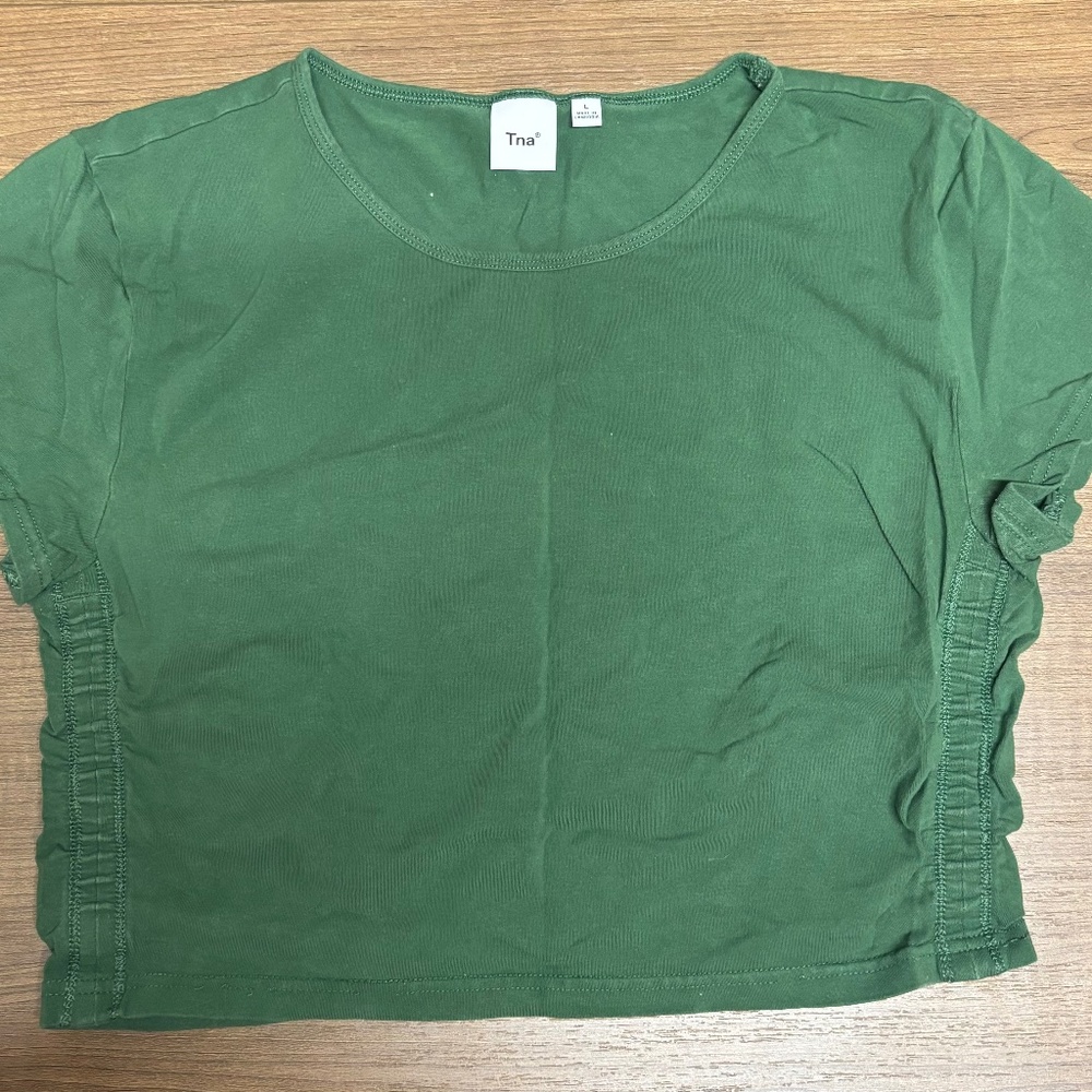 Aritzia TNA green cropped short sleeve with side rouching